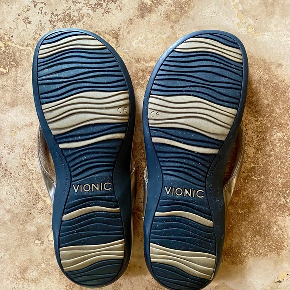 Vionic Gold Thong Sandals Sz 8.5 - Picture 2 of 2